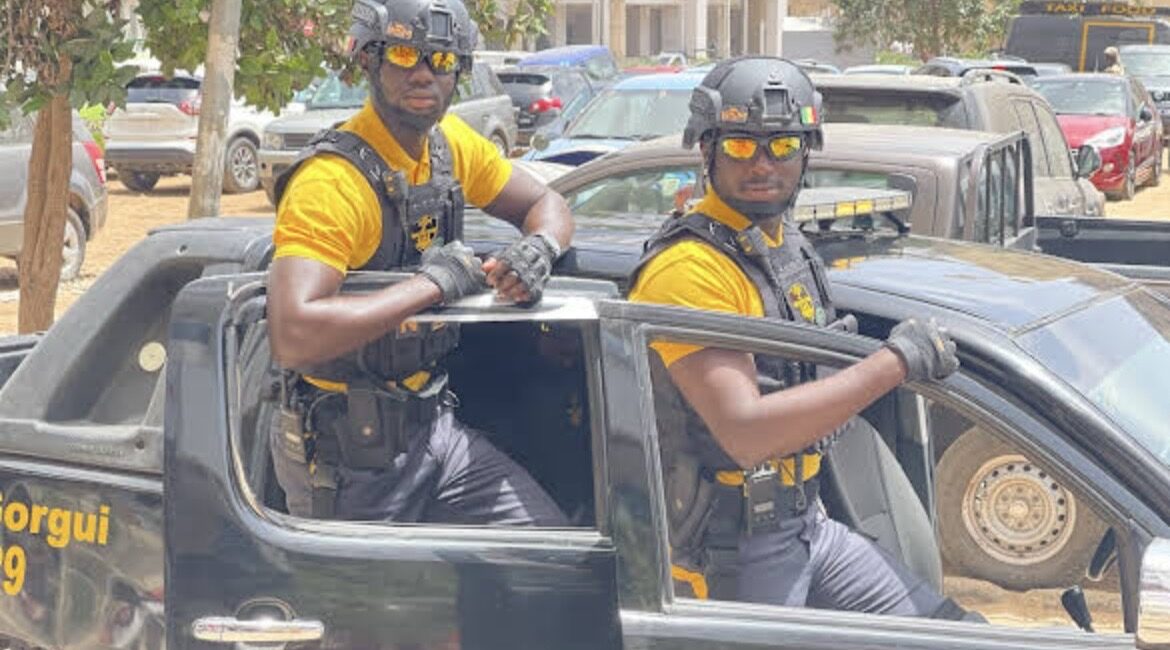 Agents N2M Élite 360 en tenue tactique noire