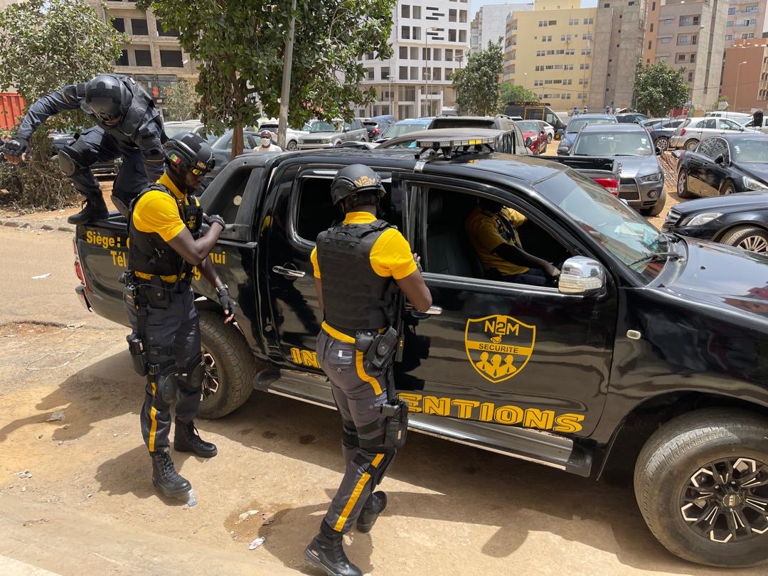 Agents N2M Élite 360 en tenue tactique noire